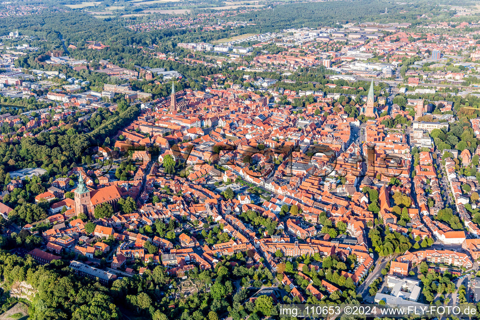 Enregistrement par drone de Vieille ville et centre-ville à Lüneburg dans le département Basse-Saxe, Allemagne