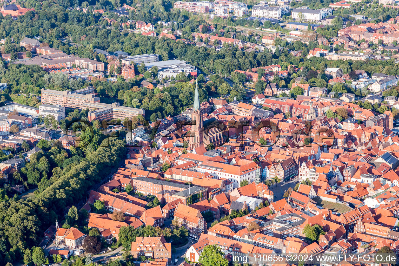 Vue aérienne de Bâtiment de l'église Saint-Nicolai dans le vieux centre-ville du centre-ville à Lüneburg dans le département Basse-Saxe, Allemagne