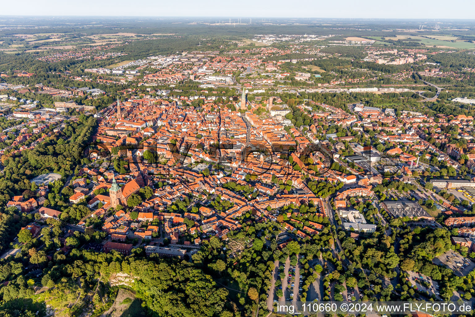 Image drone de Vieille ville et centre-ville à Lüneburg dans le département Basse-Saxe, Allemagne