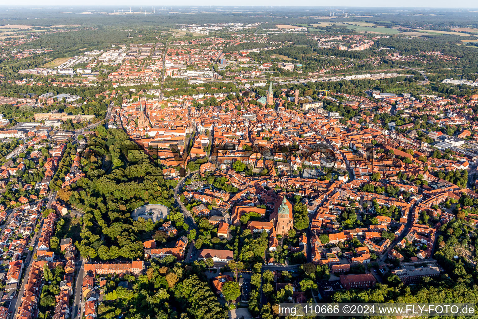 Vieille ville et centre-ville à Lüneburg dans le département Basse-Saxe, Allemagne du point de vue du drone