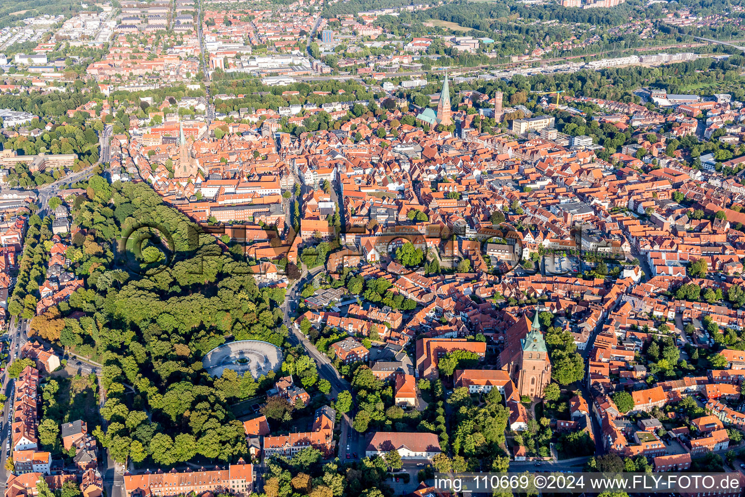 Vieille ville et centre-ville à Lüneburg dans le département Basse-Saxe, Allemagne d'un drone