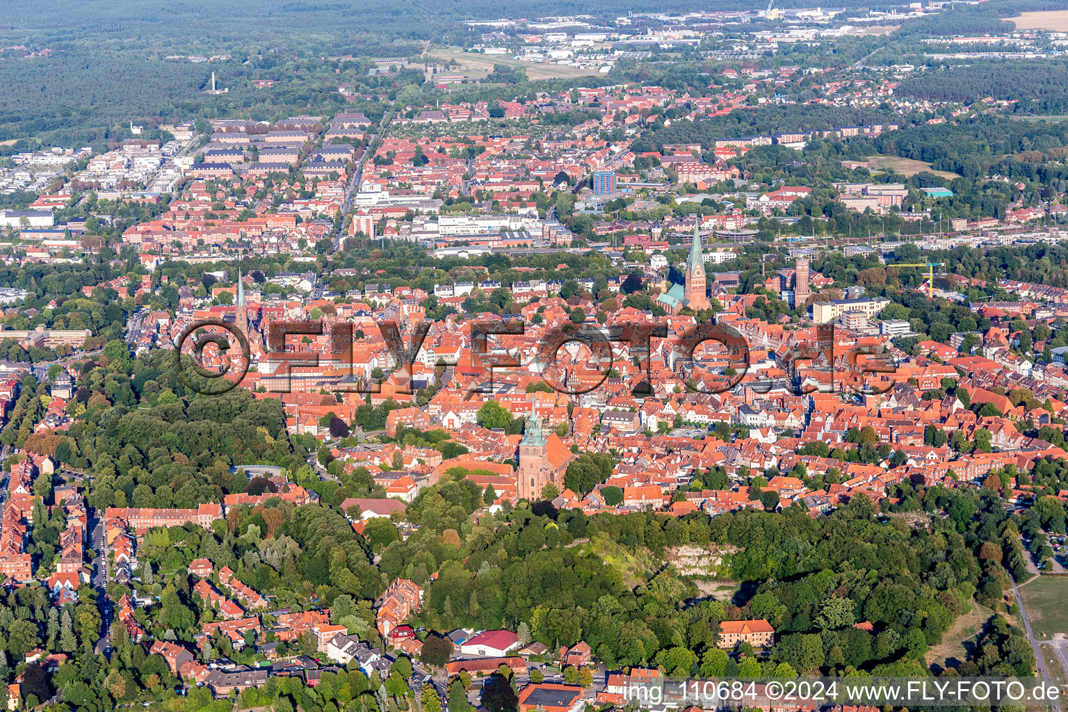 Vue aérienne de Vieille ville et centre-ville à Lüneburg dans le département Basse-Saxe, Allemagne