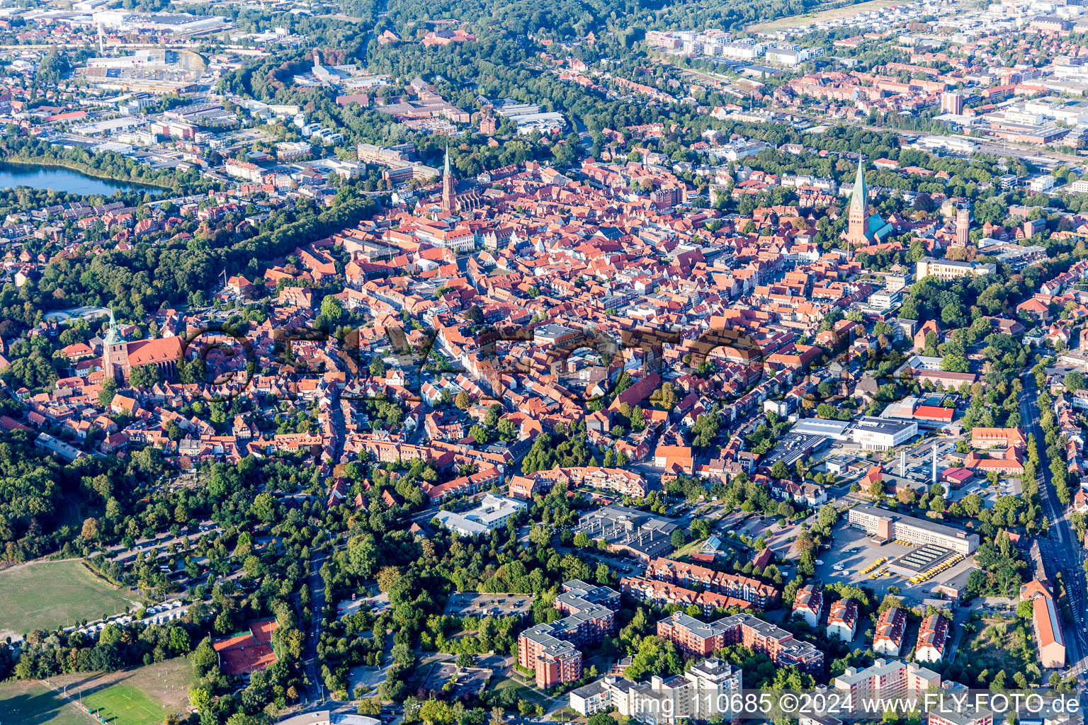 Photographie aérienne de Vieille ville et centre-ville à Lüneburg dans le département Basse-Saxe, Allemagne