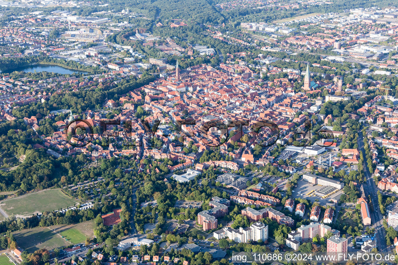 Vue oblique de Vieille ville et centre-ville à Lüneburg dans le département Basse-Saxe, Allemagne