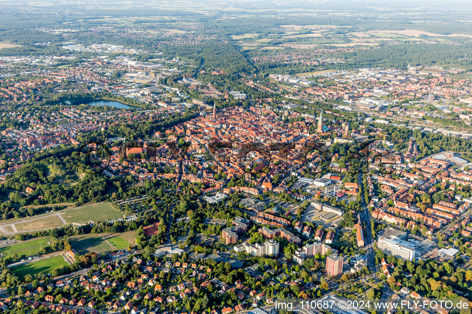 Vieille ville et centre-ville à Lüneburg dans le département Basse-Saxe, Allemagne d'en haut