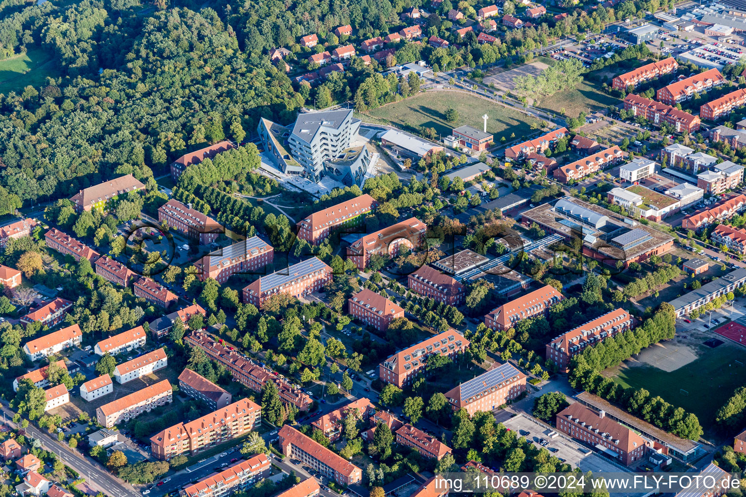 Bâtiment central de la zone universitaire du campus Leuphana University Lüneburg par l'architecte Libeskind à le quartier Bockelsberg in Lüneburg dans le département Basse-Saxe, Allemagne hors des airs