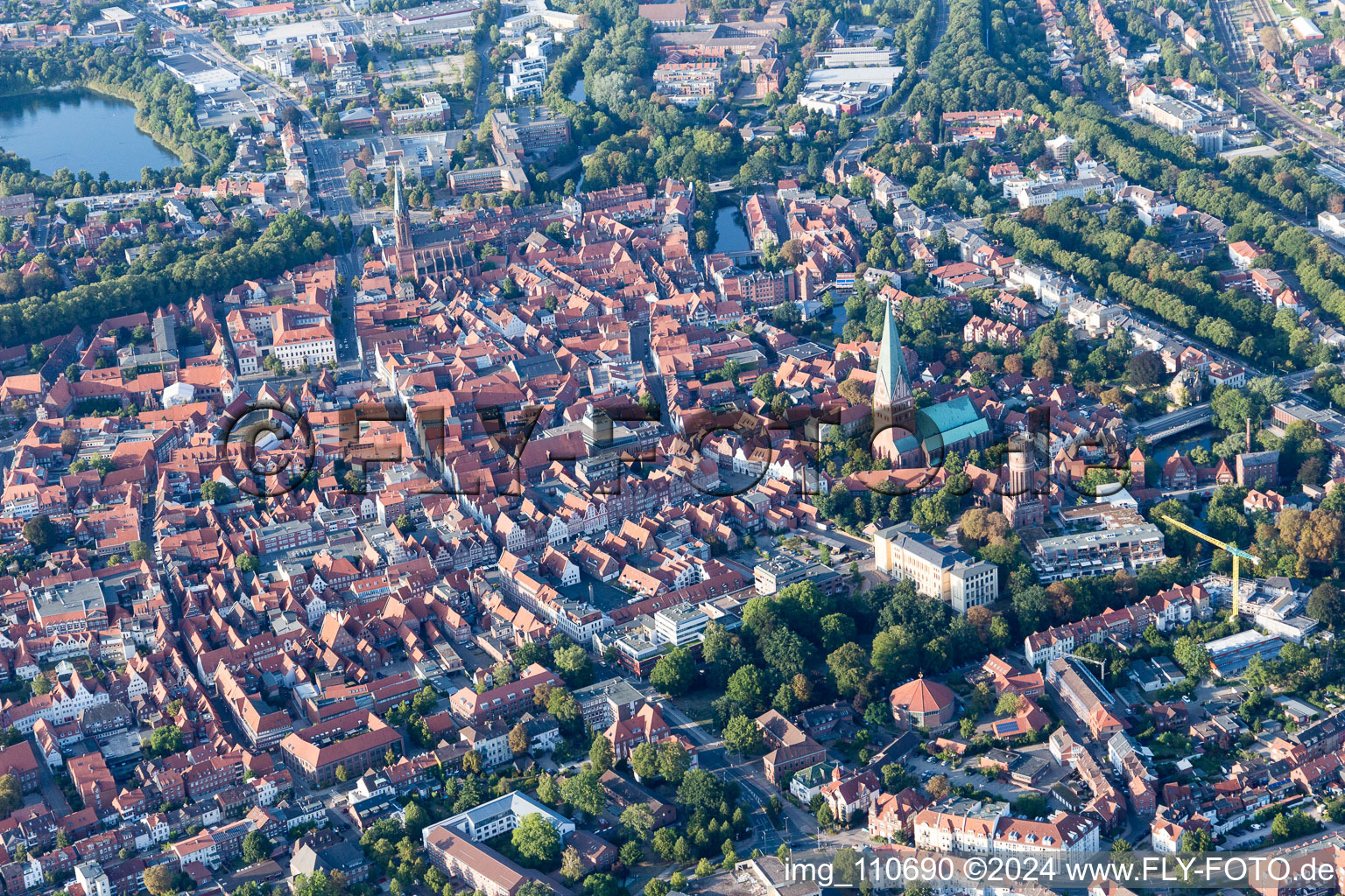 Vieille ville et centre-ville à Lüneburg dans le département Basse-Saxe, Allemagne hors des airs