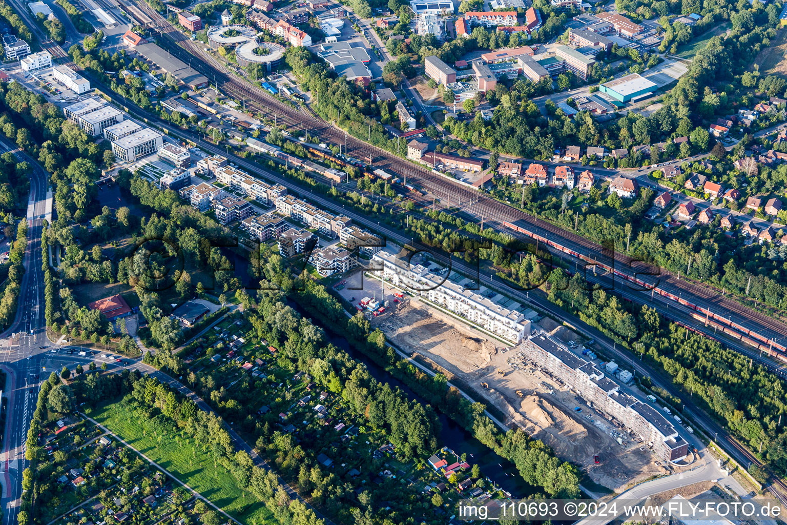 Vue aérienne de Quartier résidentiel d'un lotissement de maisons mitoyennes sur l'Ilmenau-Garten à Lüneburg dans le département Basse-Saxe, Allemagne