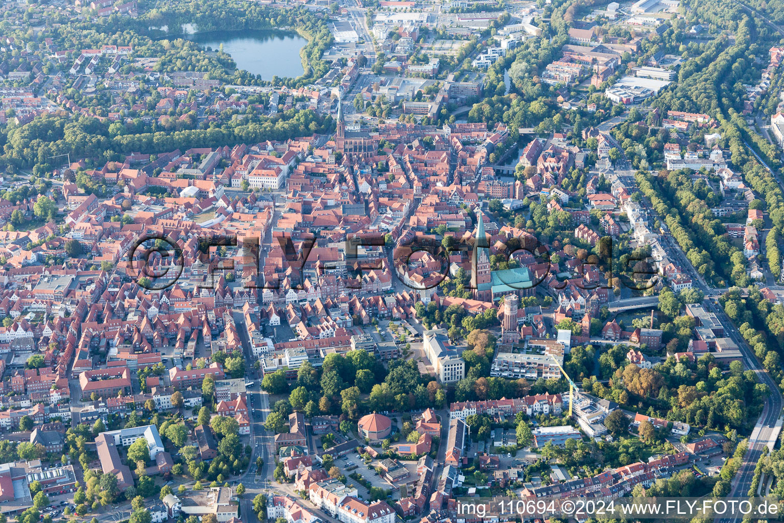 Vieille ville et centre-ville à Lüneburg dans le département Basse-Saxe, Allemagne vue d'en haut