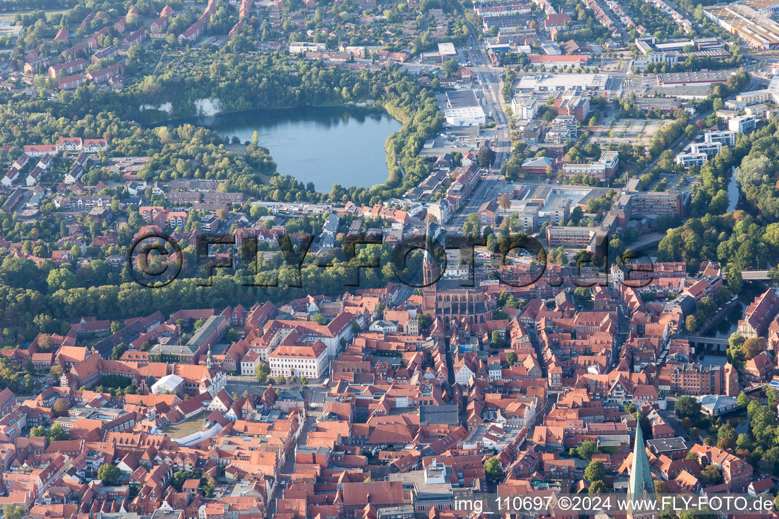 Vieille ville et centre-ville à Lüneburg dans le département Basse-Saxe, Allemagne depuis l'avion