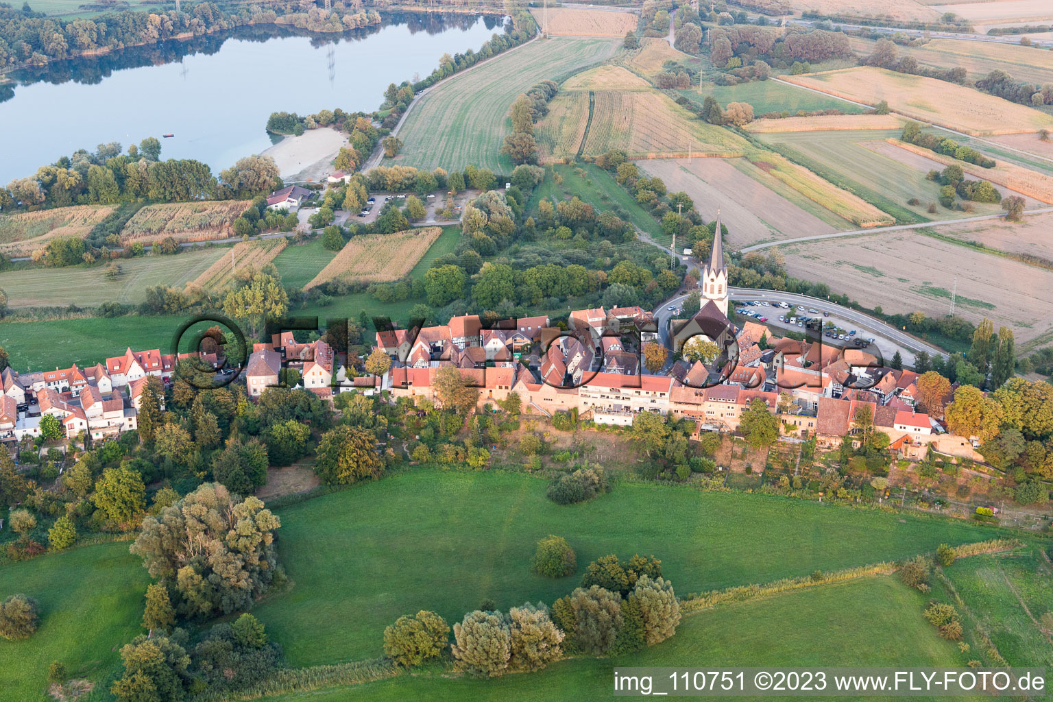 Jockgrim dans le département Rhénanie-Palatinat, Allemagne vu d'un drone