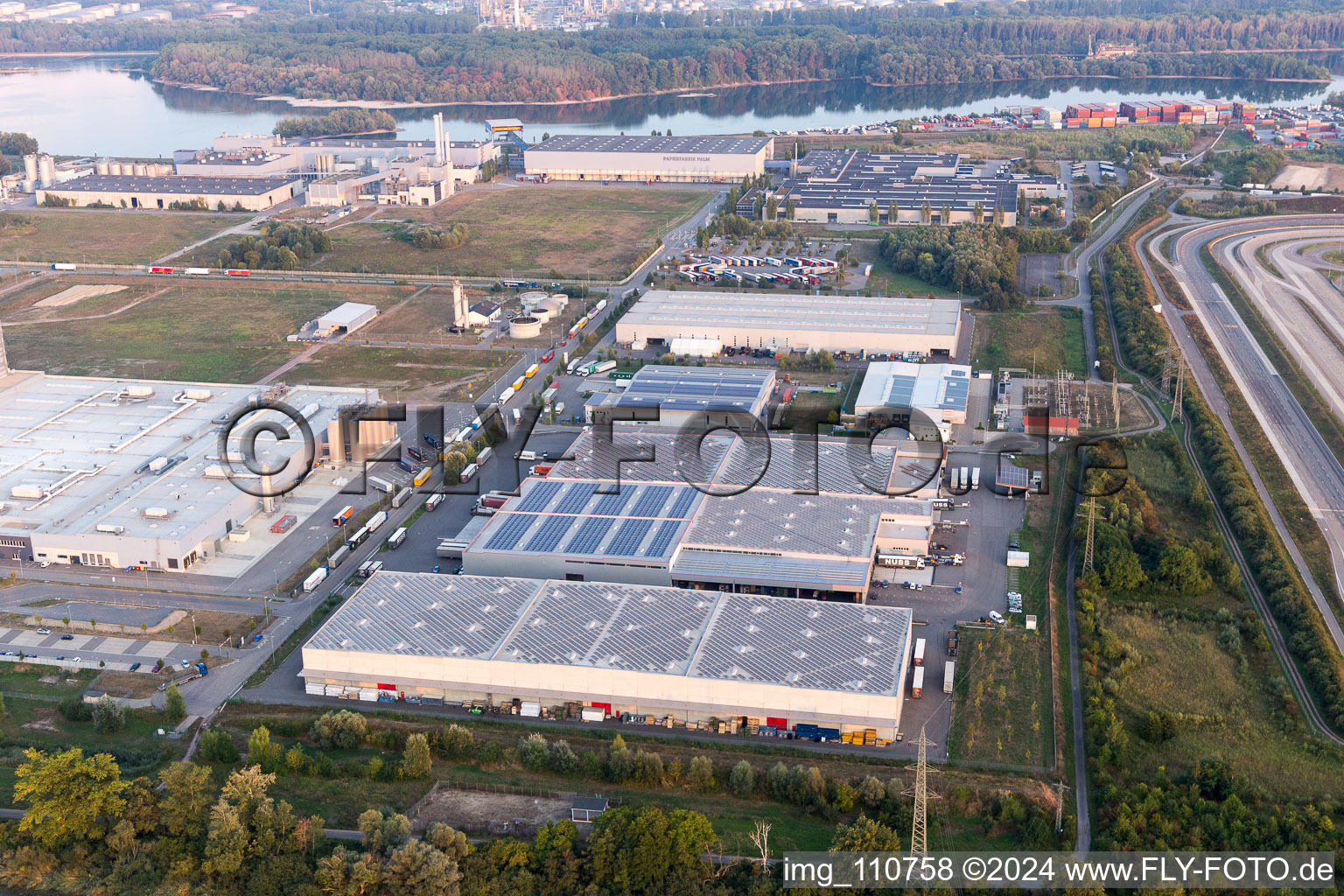 Vue aérienne de Zone industrielle d'Oberwald à Wörth am Rhein dans le département Rhénanie-Palatinat, Allemagne