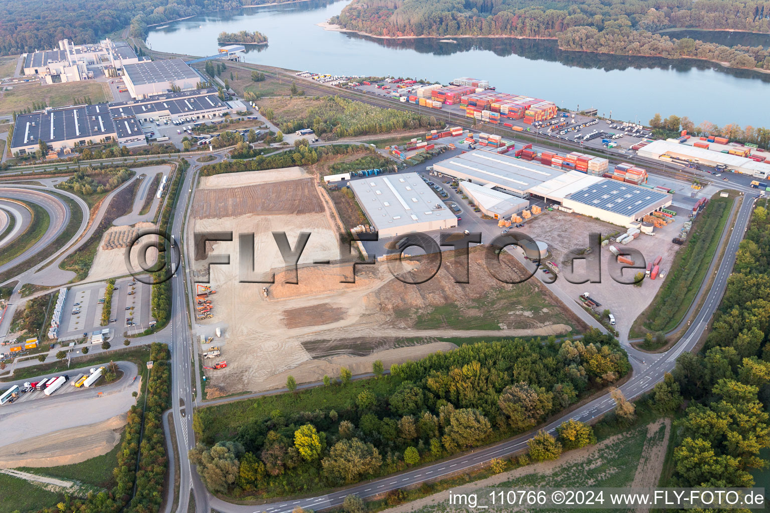 Zone industrielle d'Oberwald à Wörth am Rhein dans le département Rhénanie-Palatinat, Allemagne vue d'en haut