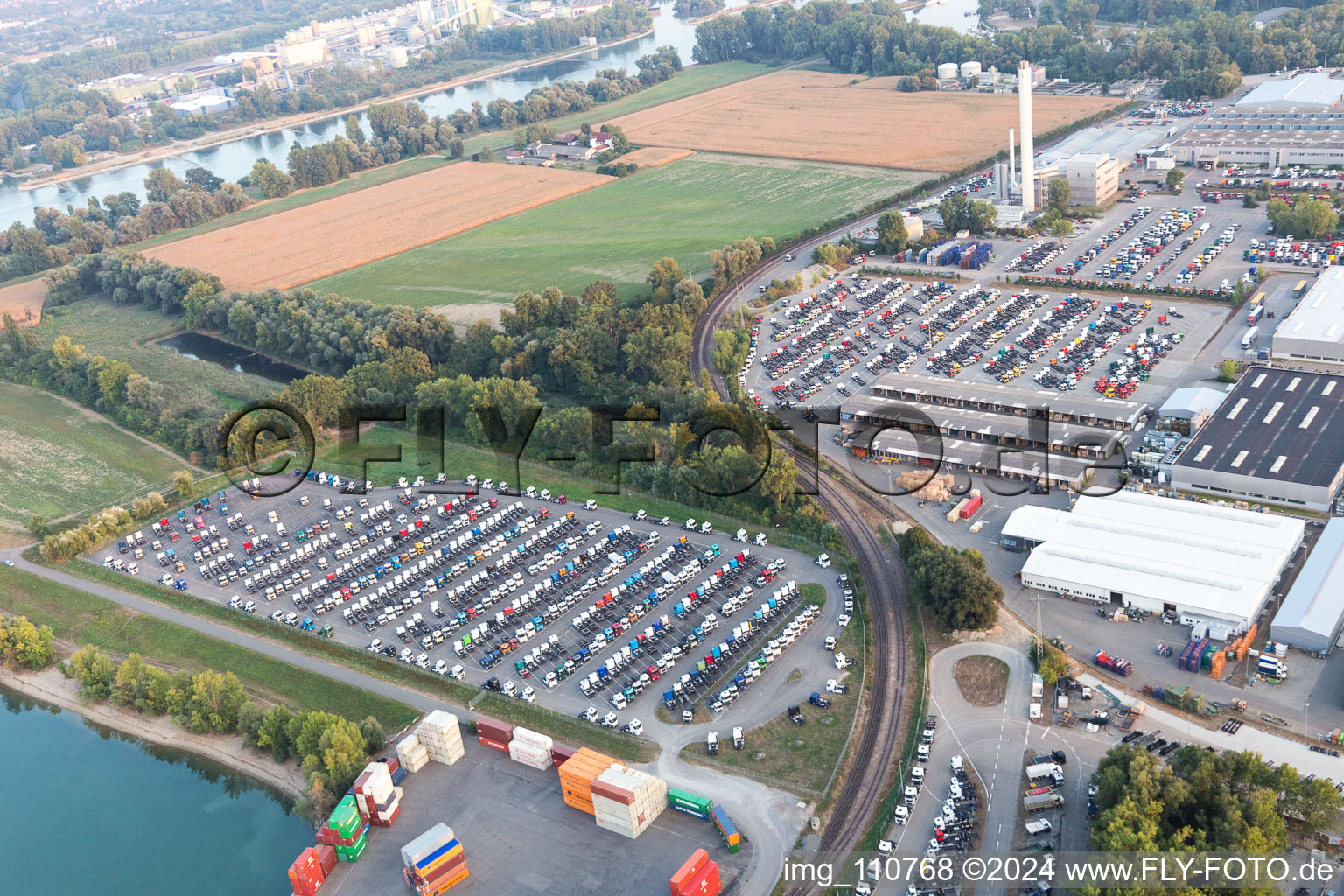 Photographie aérienne de Entrepôt de camions sur le Rhin à le quartier Maximiliansau in Wörth am Rhein dans le département Rhénanie-Palatinat, Allemagne