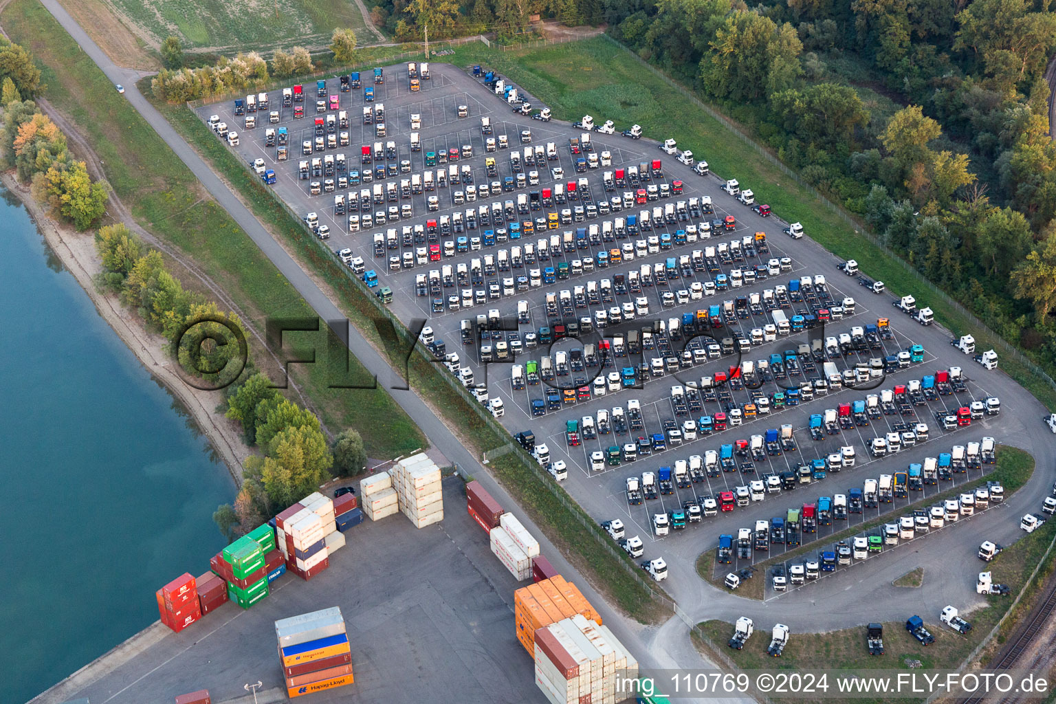 Vue oblique de Entrepôt de camions sur le Rhin à le quartier Maximiliansau in Wörth am Rhein dans le département Rhénanie-Palatinat, Allemagne