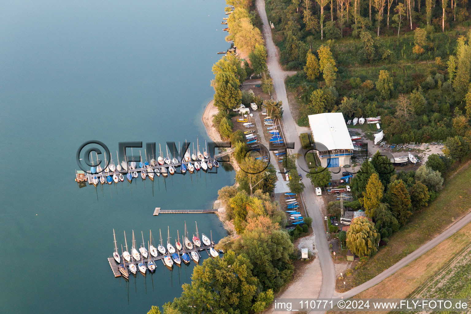 Vue aérienne de Yacht club à le quartier Maximiliansau in Wörth am Rhein dans le département Rhénanie-Palatinat, Allemagne