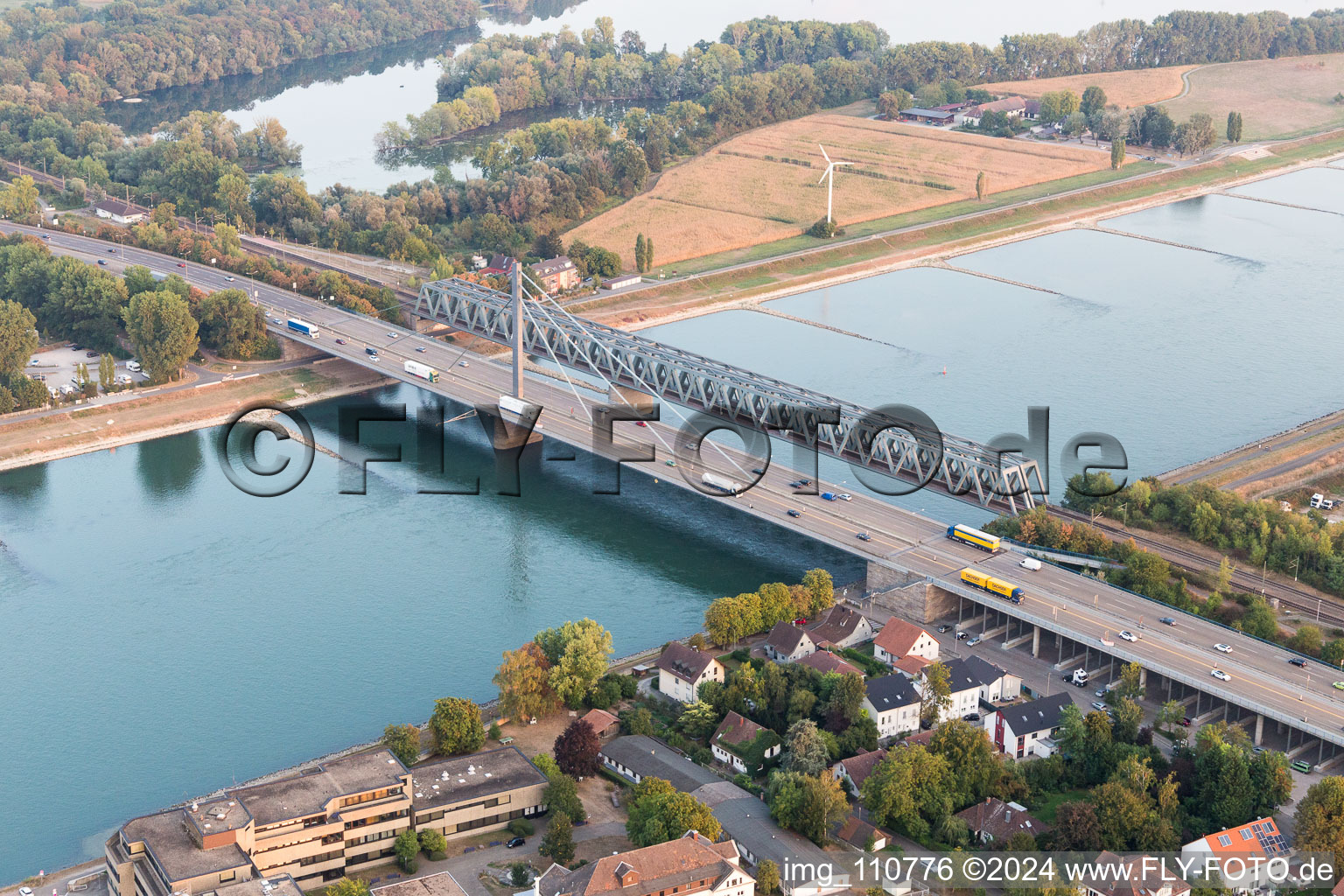 Ponts du Rhin à le quartier Maximiliansau in Wörth am Rhein dans le département Rhénanie-Palatinat, Allemagne hors des airs