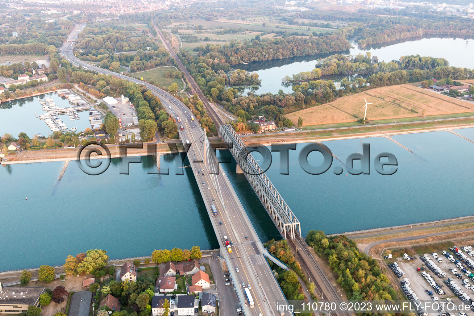 Ponts du Rhin à le quartier Maximiliansau in Wörth am Rhein dans le département Rhénanie-Palatinat, Allemagne vue d'en haut