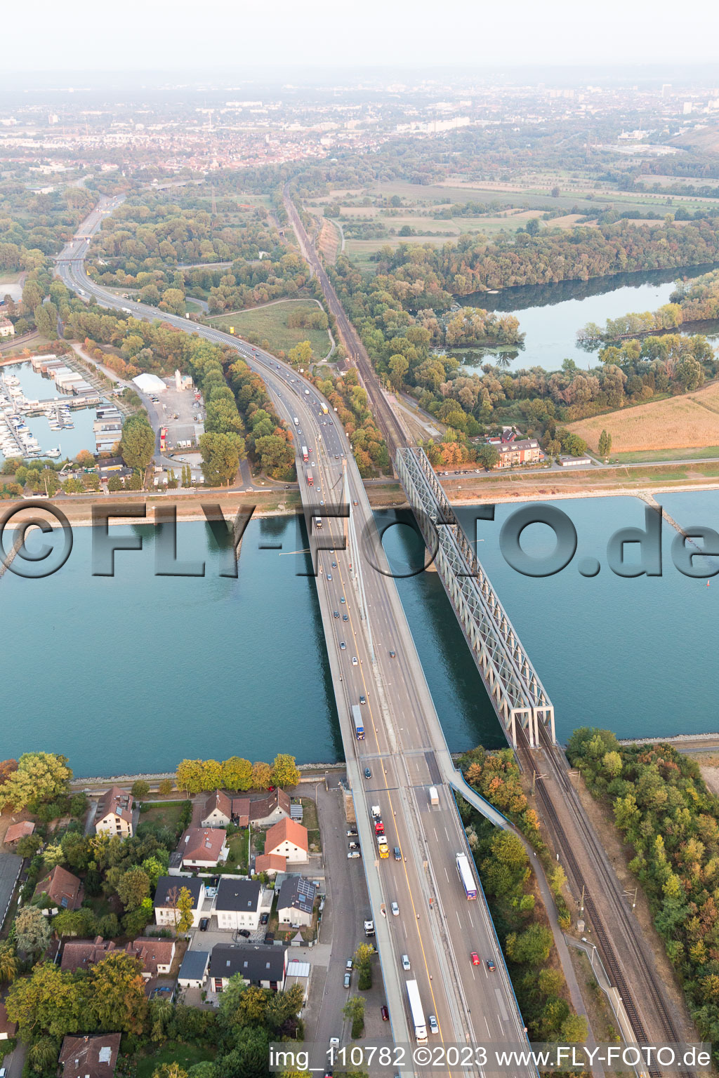 Ponts du Rhin à le quartier Maximiliansau in Wörth am Rhein dans le département Rhénanie-Palatinat, Allemagne depuis l'avion