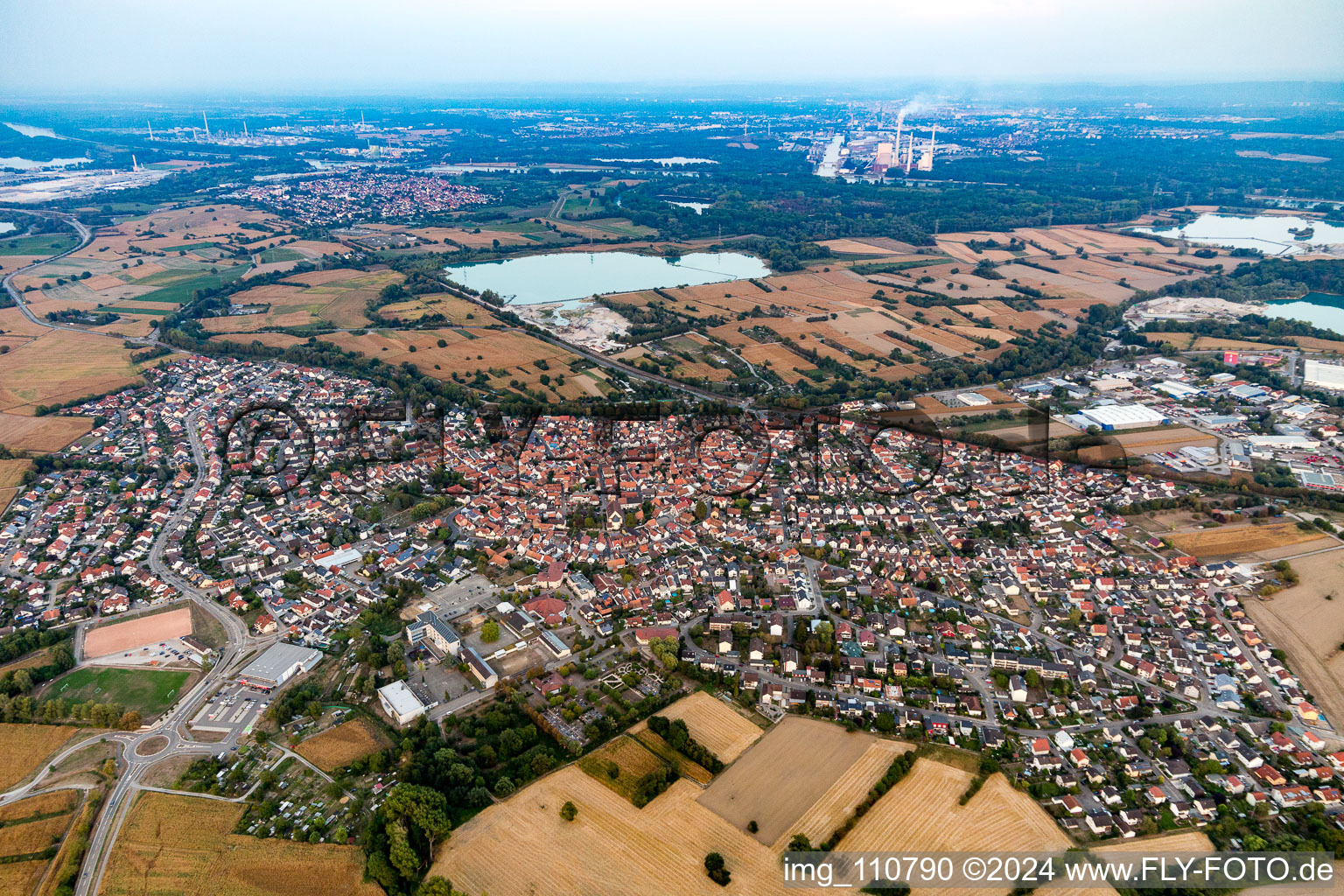 Vue aérienne de Zone urbaine avec périphérie et centre-ville à Hagenbach dans le département Rhénanie-Palatinat, Allemagne