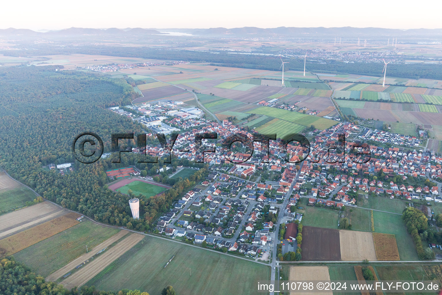 Hatzenbühl dans le département Rhénanie-Palatinat, Allemagne du point de vue du drone