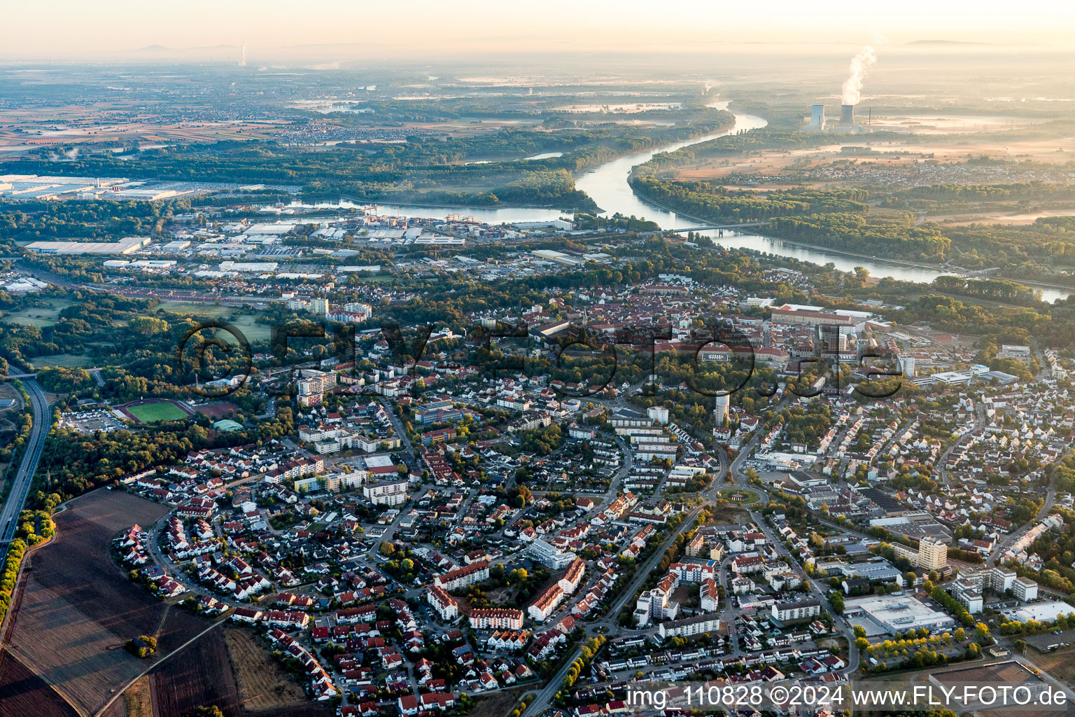 Vue aérienne de Vue sur la ville au bord du Rhin à Germersheim dans le département Rhénanie-Palatinat, Allemagne