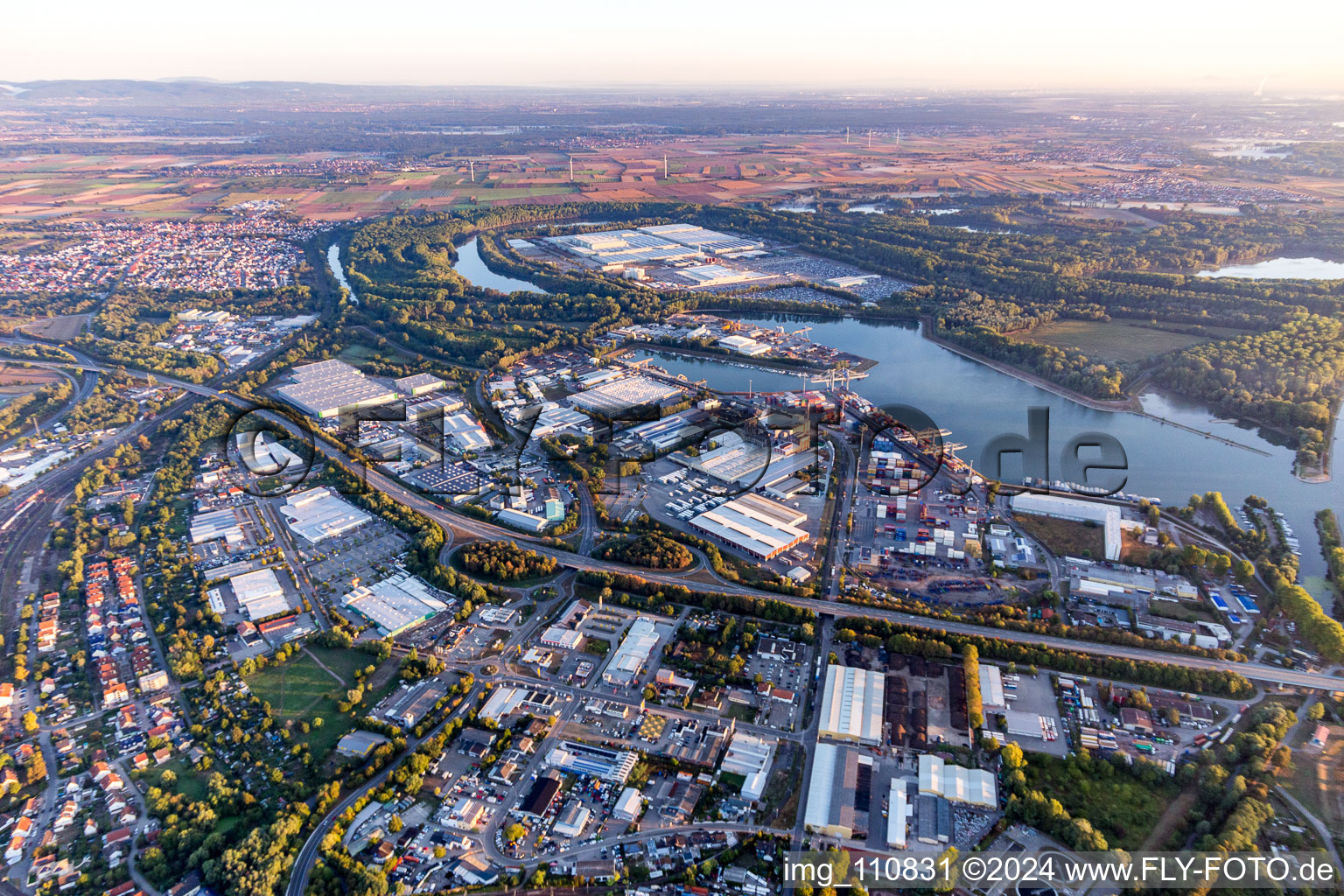 Vue aérienne de Quais et postes d'amarrage dans le bassin portuaire du port intérieur du Rhin à Germersheim dans le département Rhénanie-Palatinat, Allemagne