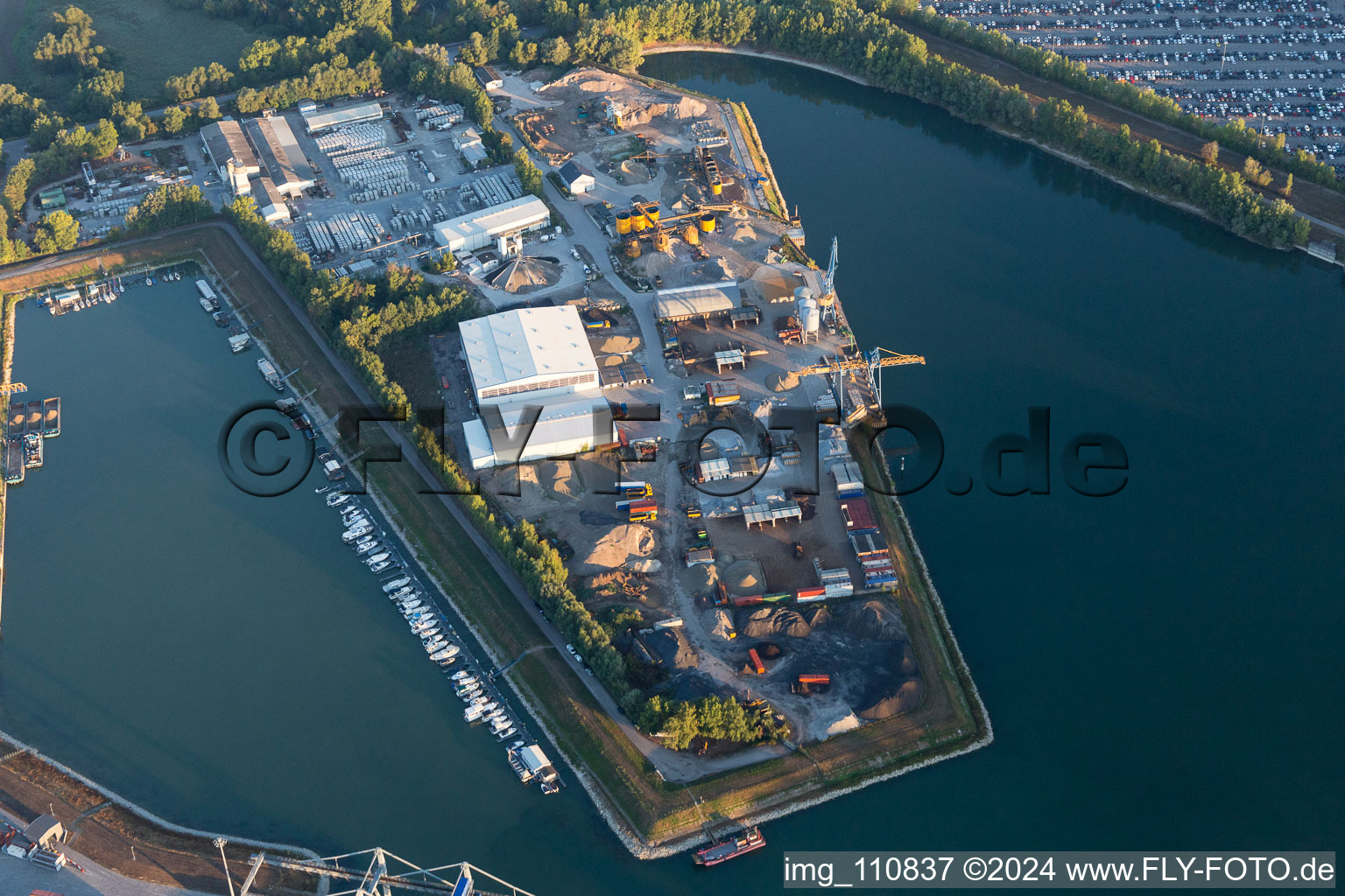 Vue aérienne de Installations de quai et amarrages de navires sur le bassin portuaire du port intérieur du Rhin avec poste d'amarrage pour le Motorboot-Sportverein Germersheim eV à Germersheim dans le département Rhénanie-Palatinat, Allemagne