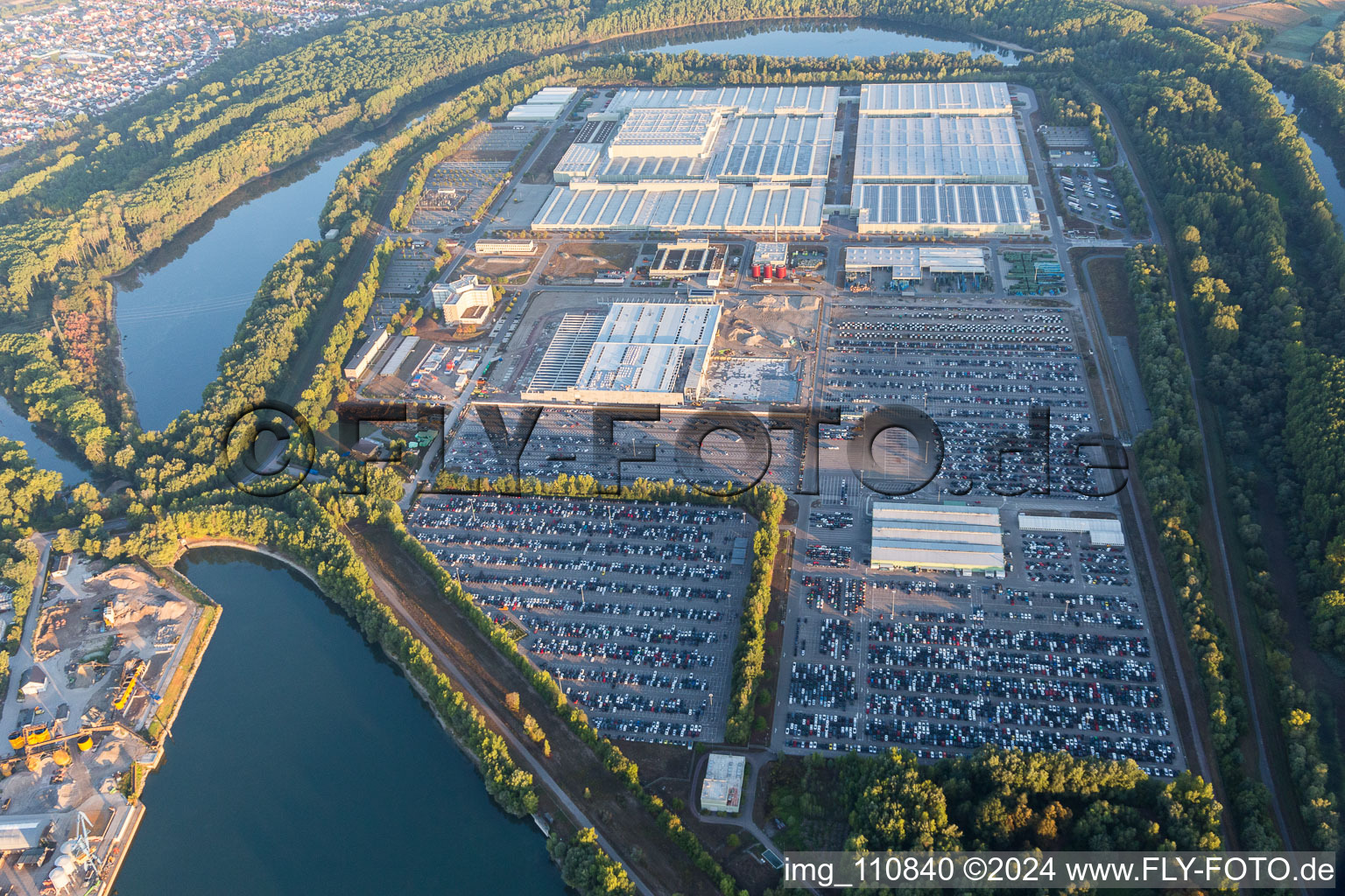 Vue aérienne de Complexe immobilier et terrain du centre logistique mondial Daimler AG sur l'île de Grün à Germersheim dans le département Rhénanie-Palatinat, Allemagne