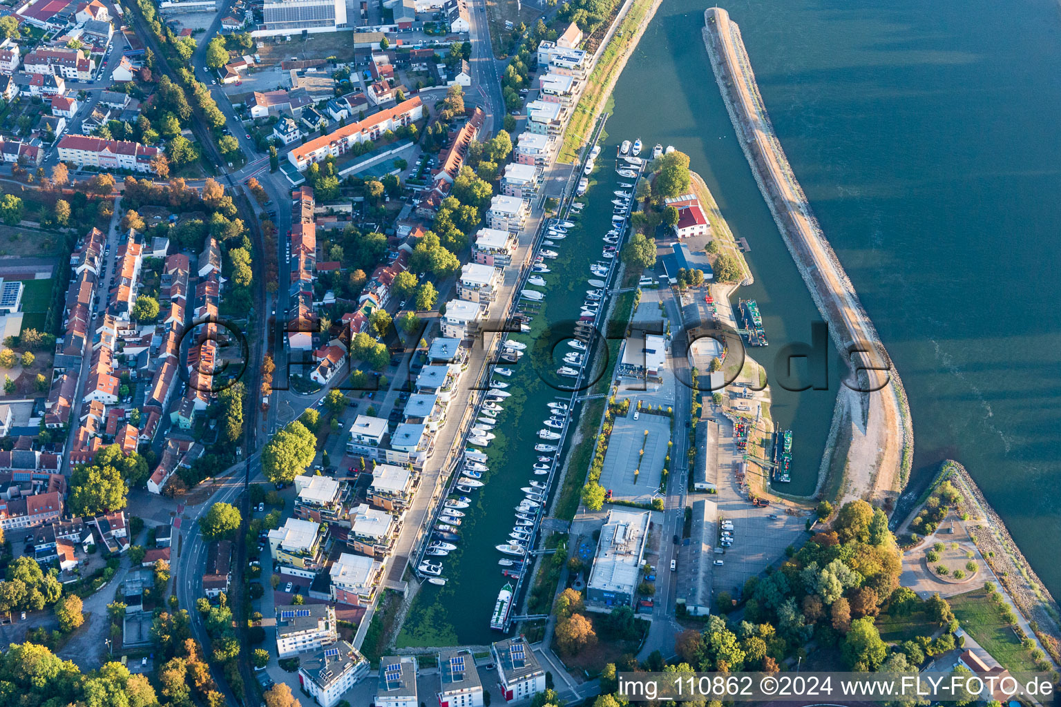 Vue aérienne de Lotissement résidentiel sur la Hafenstrasse en face du port de plaisance avec amarrages pour bateaux de plaisance et amarrages pour bateaux au bord du vieux port sur le Rhin à Speyer dans le département Rhénanie-Palatinat, Allemagne