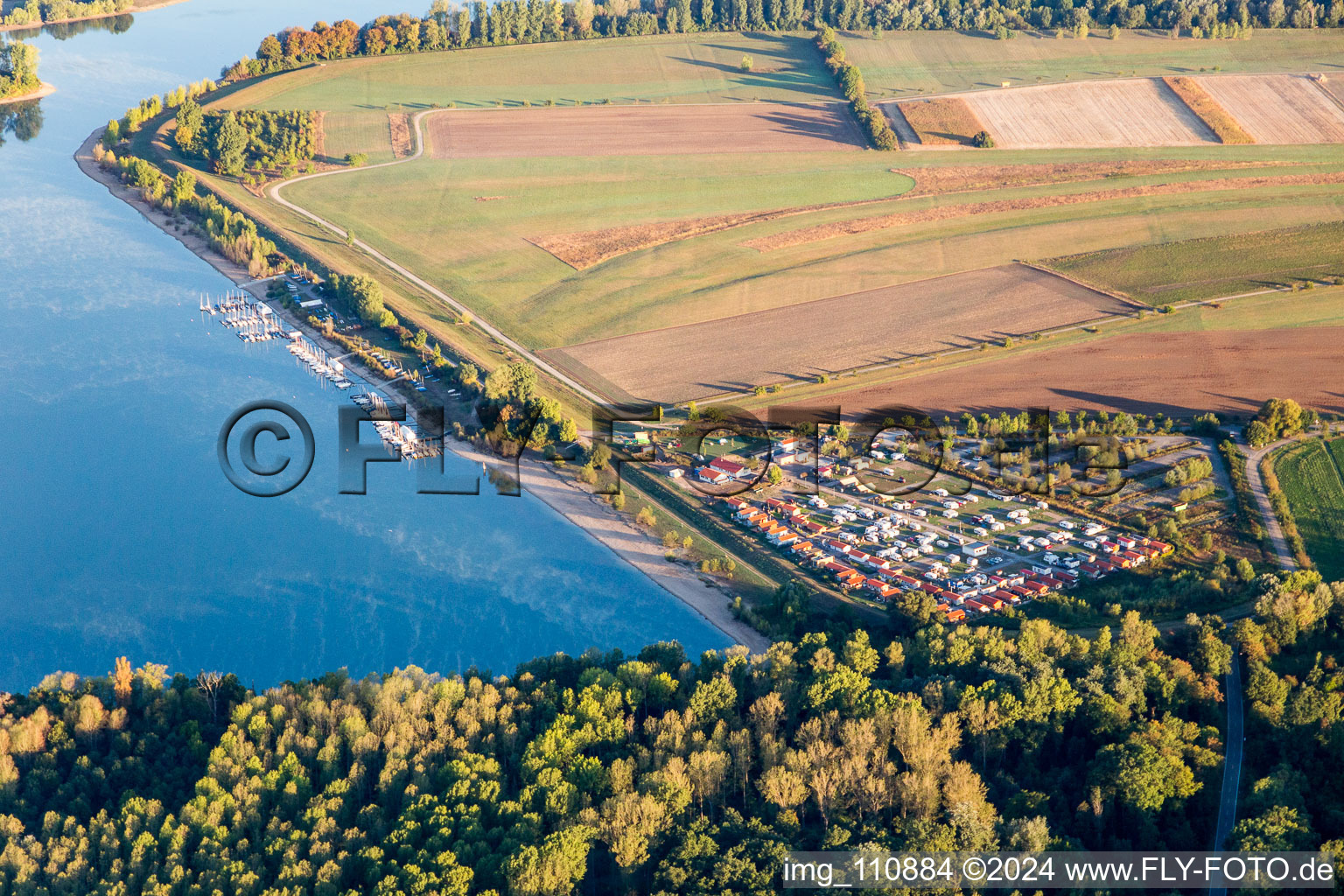 Vue aérienne de Camping insulaire Kollersee à Brühl dans le département Bade-Wurtemberg, Allemagne