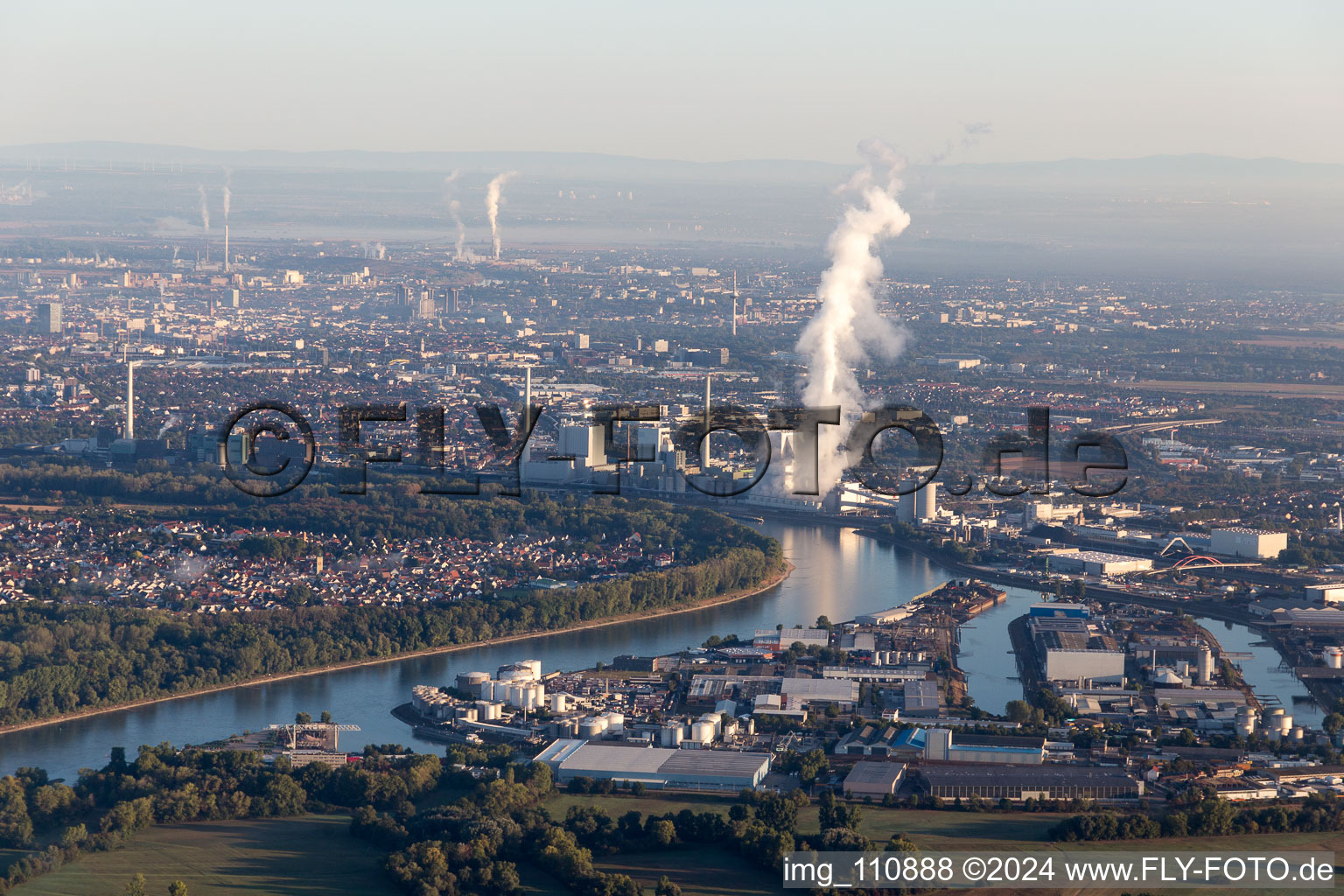 GKM à le quartier Neckarau in Mannheim dans le département Bade-Wurtemberg, Allemagne depuis l'avion