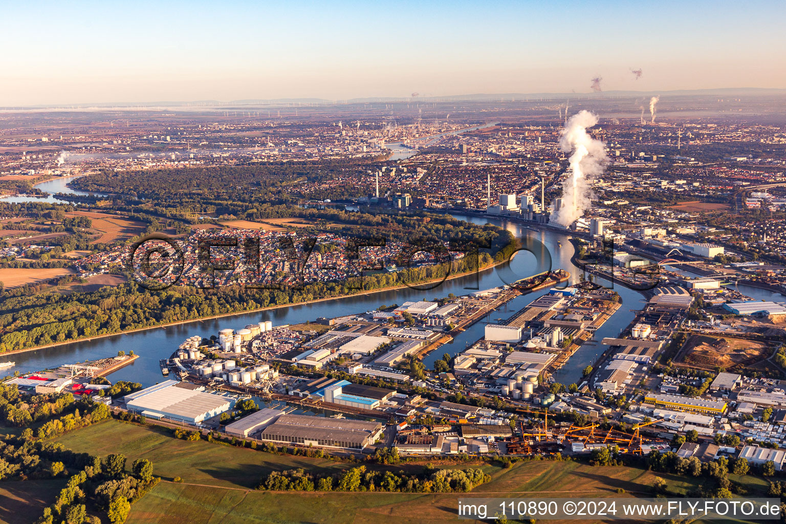 Rheinauhafen à le quartier Rheinau in Mannheim dans le département Bade-Wurtemberg, Allemagne vu d'un drone