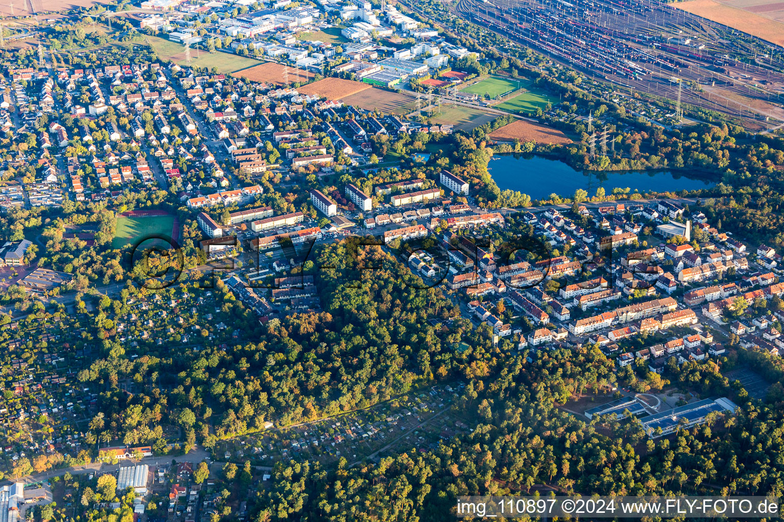 Quartier Rheinau in Mannheim dans le département Bade-Wurtemberg, Allemagne vue du ciel