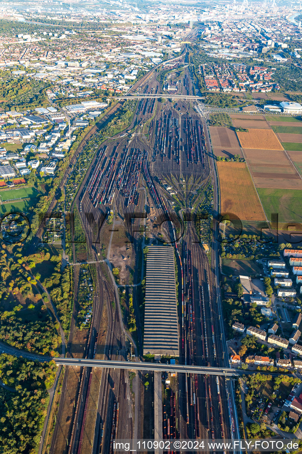 Vue aérienne de Gare de fret à le quartier Rheinau in Mannheim dans le département Bade-Wurtemberg, Allemagne