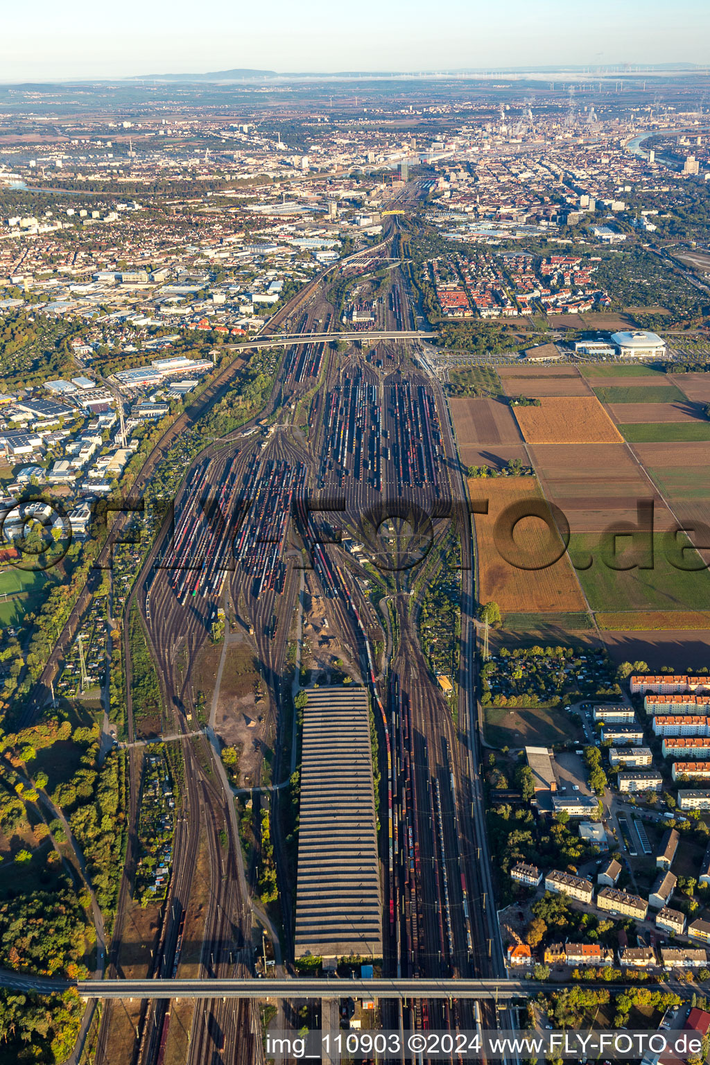 Vue aérienne de Gare de triage à le quartier Rheinau in Mannheim dans le département Bade-Wurtemberg, Allemagne