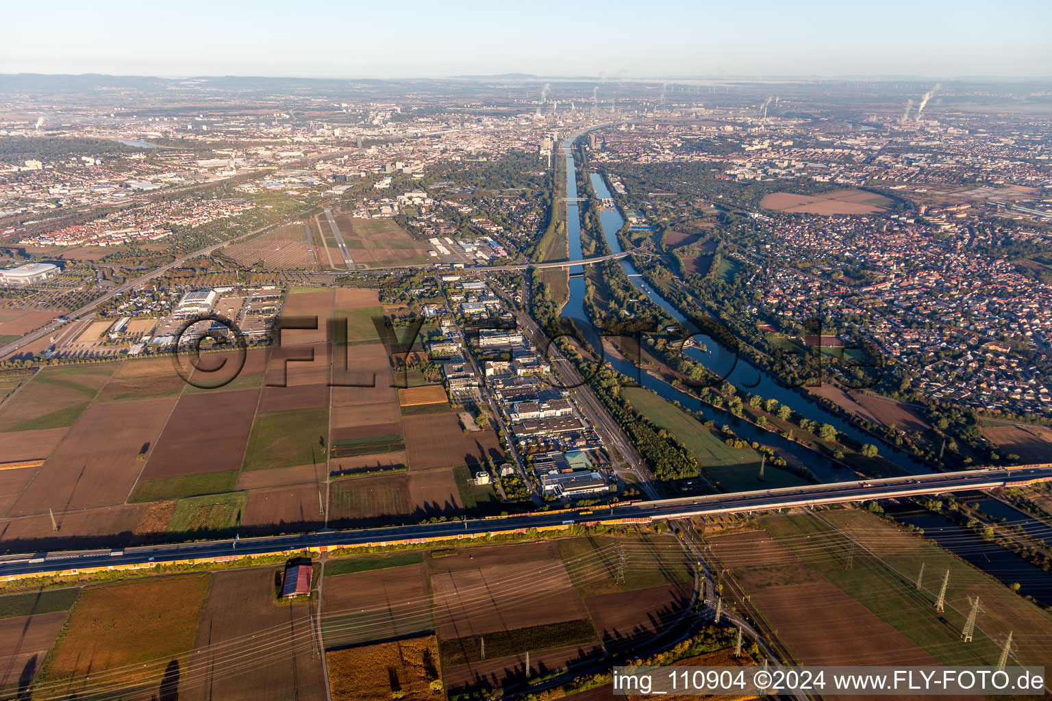 Vue aérienne de Zone industrielle Hans-Thoma-Straße à le quartier Neuostheim in Mannheim dans le département Bade-Wurtemberg, Allemagne