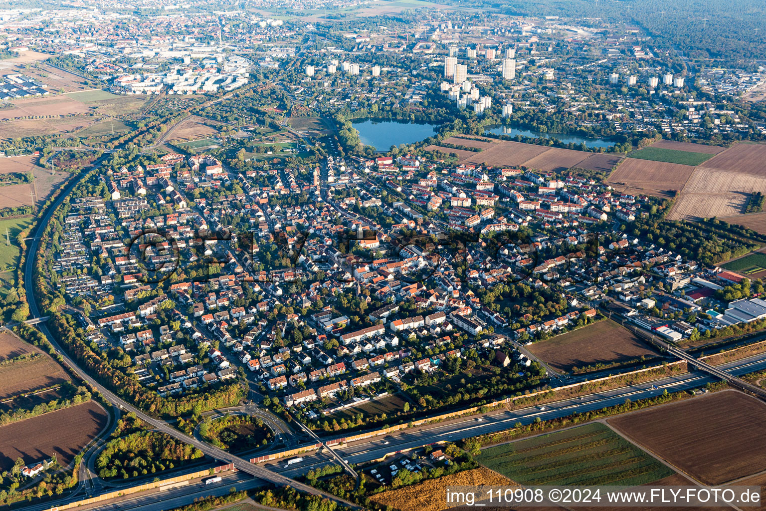 Vue aérienne de Quartier Feudenheim in Mannheim dans le département Bade-Wurtemberg, Allemagne