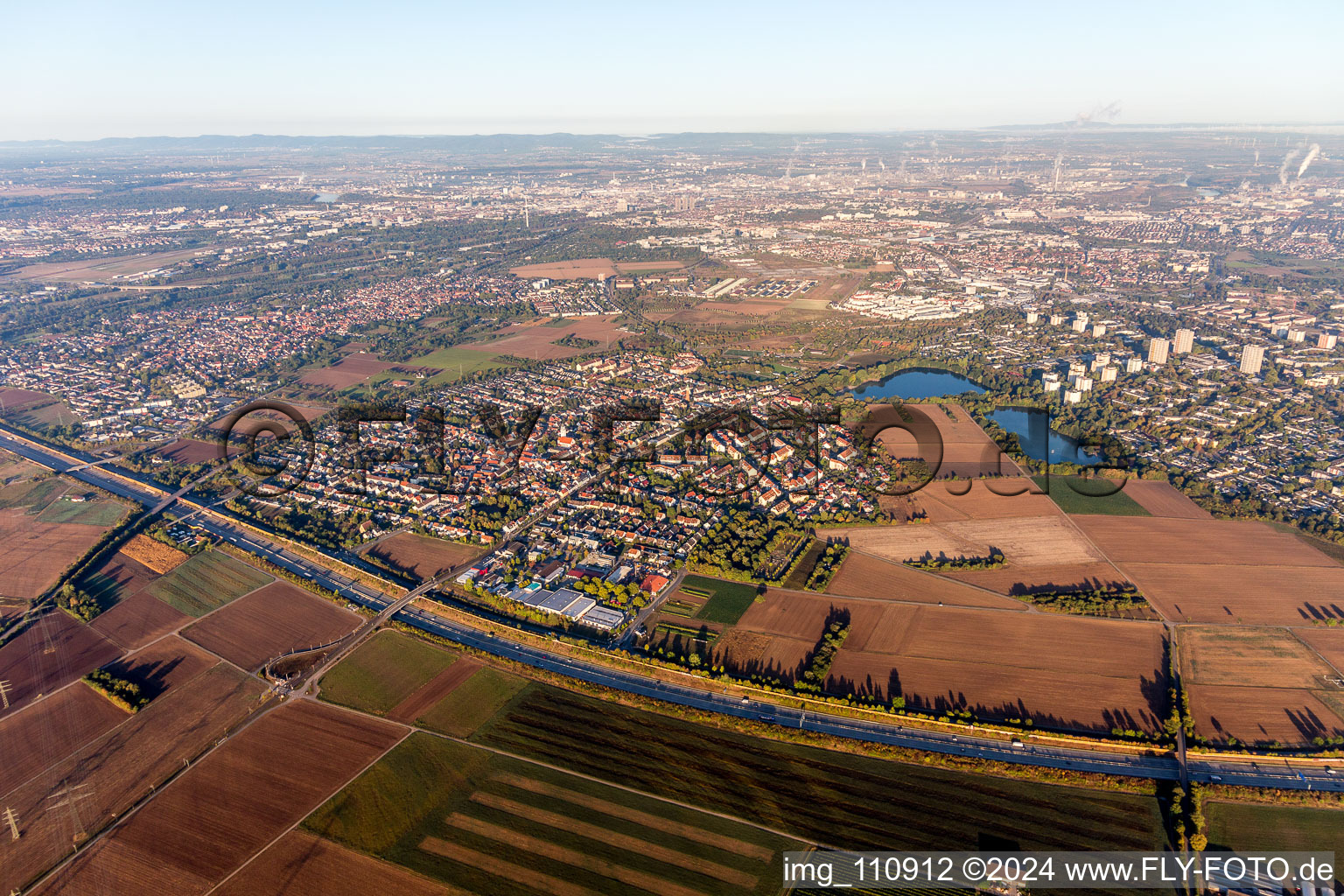 Vue aérienne de Quartier Wallstadt in Mannheim dans le département Bade-Wurtemberg, Allemagne