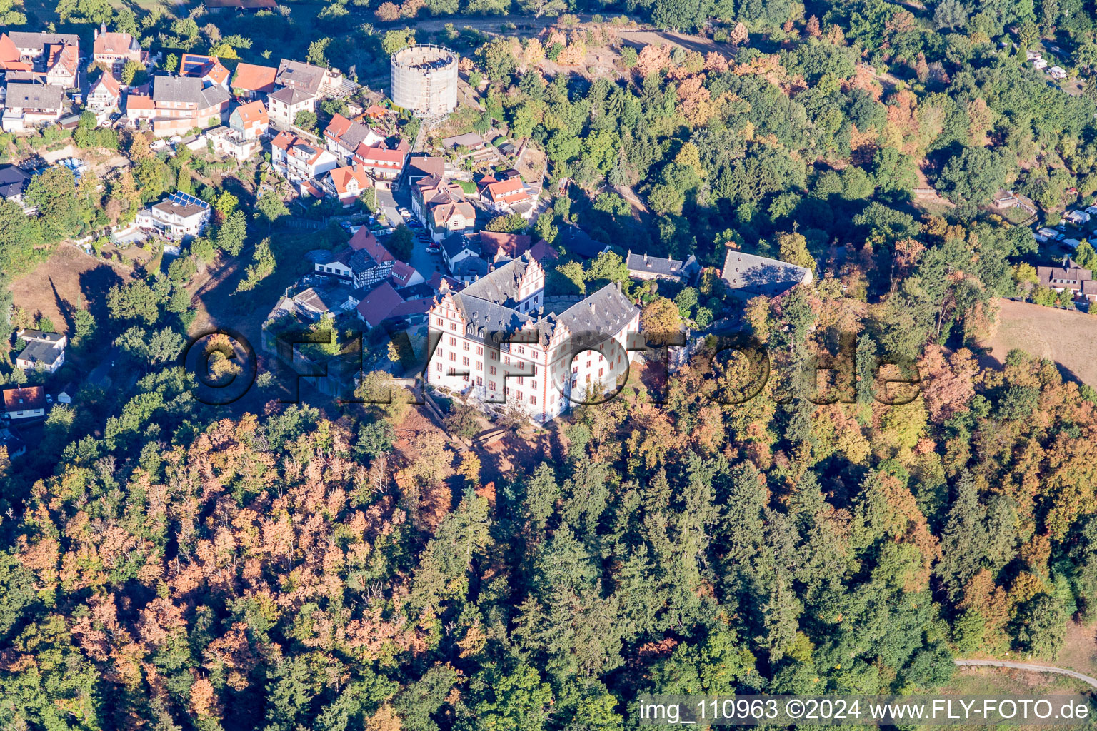 Château de Lichtenberg à le quartier Niedernhausen in Fischbachtal dans le département Hesse, Allemagne vu d'un drone