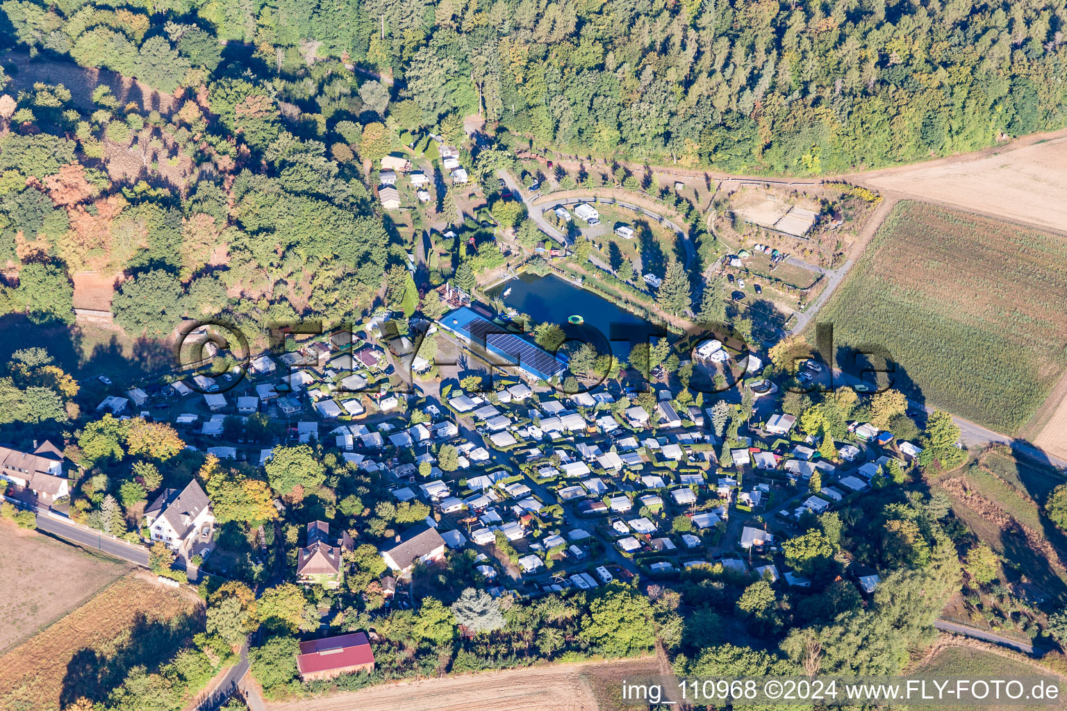 Vue aérienne de Camping idylle à le quartier Niedernhausen in Fischbachtal dans le département Hesse, Allemagne