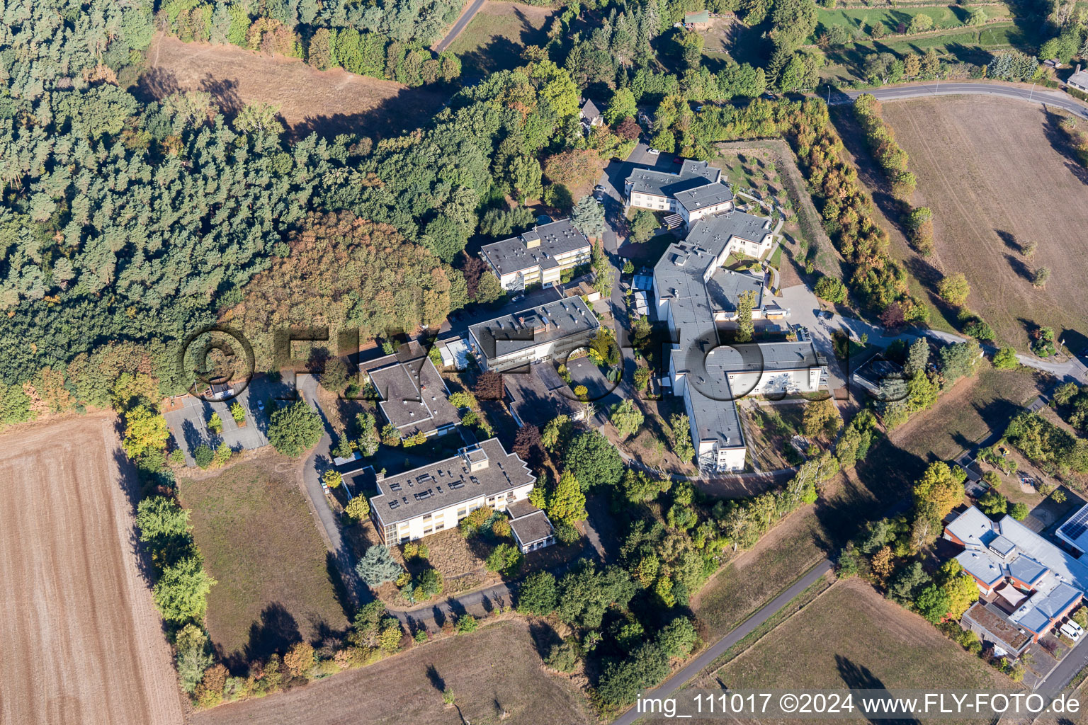 Vue aérienne de STYLO AGAPLESION SIMÉON à le quartier Klein-Krotzenburg in Hainburg dans le département Hesse, Allemagne