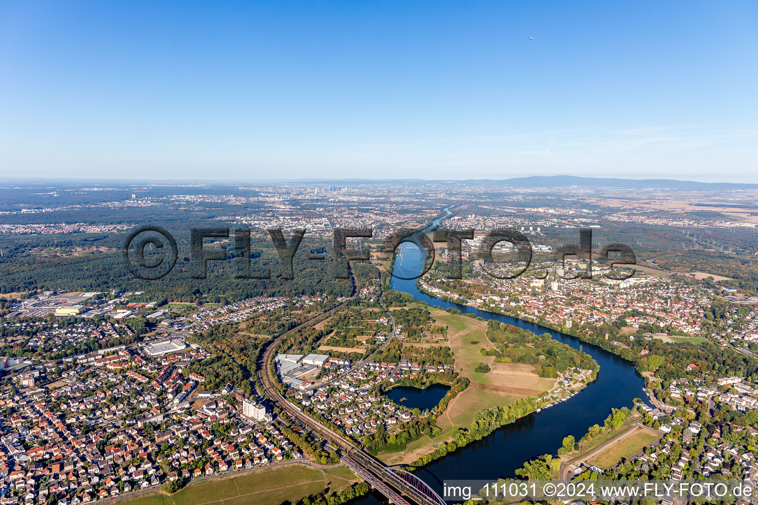 Vue aérienne de Pont ferroviaire sur le Main à le quartier Klein-Auheim in Hanau dans le département Hesse, Allemagne