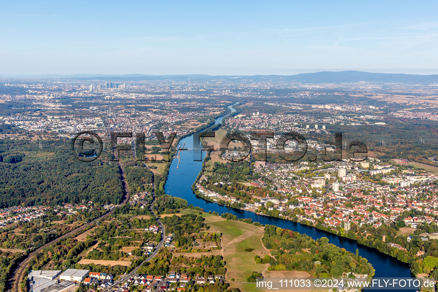 Vue aérienne de Ville sur le Main jusqu'à l'écluse de Mühlheim à le quartier Kesselstadt in Hanau dans le département Hesse, Allemagne