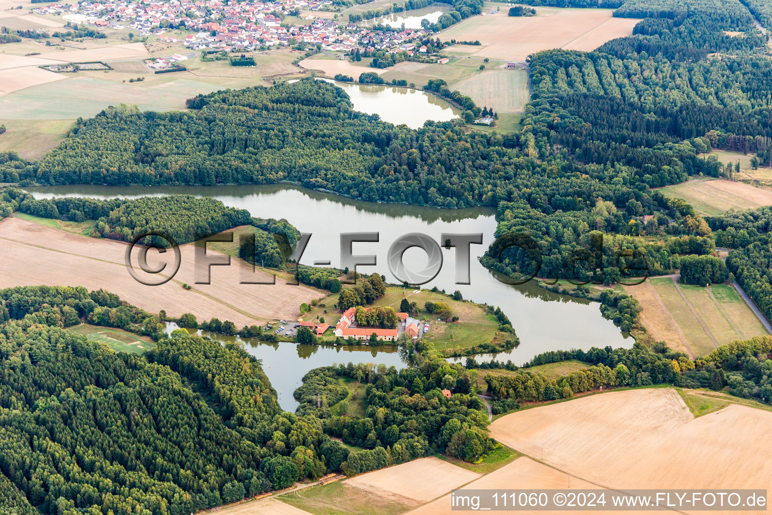 Vue aérienne de Grand étang de frai à Wächtersbach dans le département Hesse, Allemagne