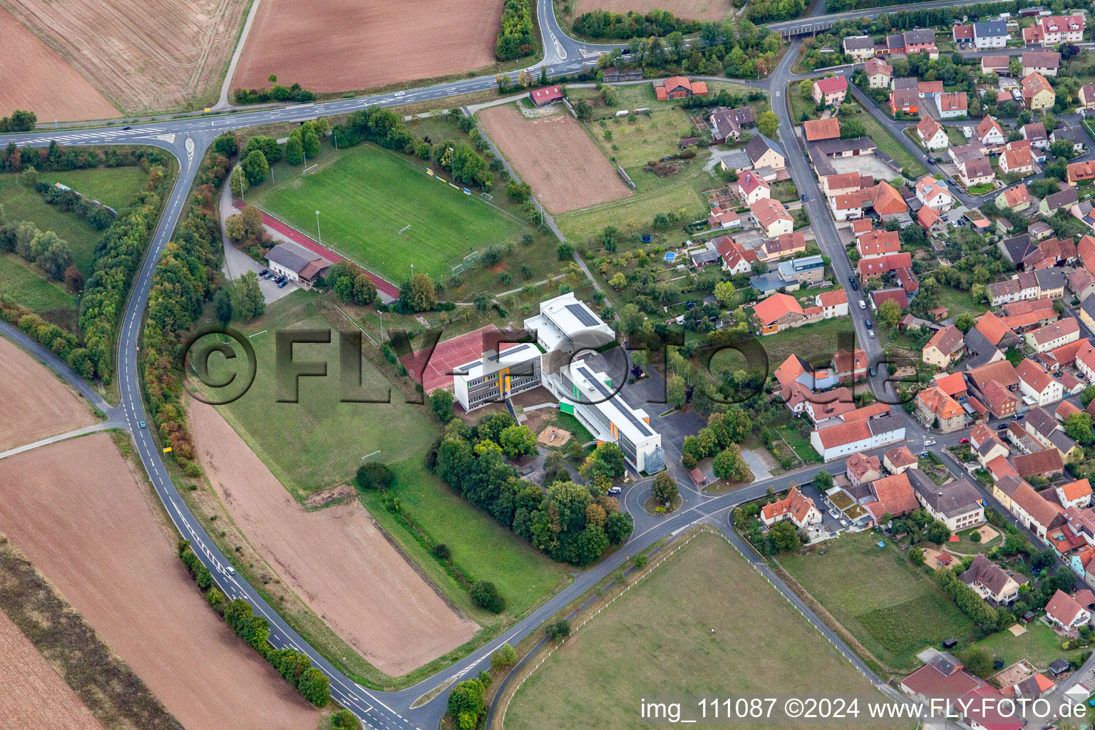 Vue aérienne de École Johannes Petri à le quartier Langendorf in Elfershausen dans le département Bavière, Allemagne