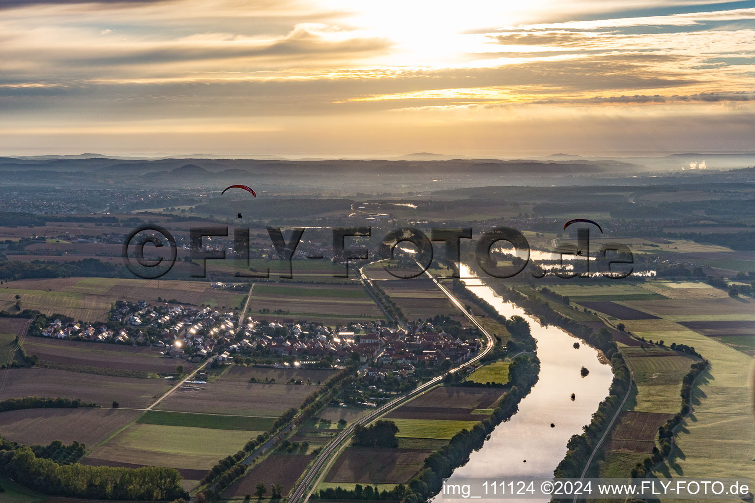 Vue aérienne de Deux parapentistes au lever du soleil sur le Main à le quartier Untertheres in Theres dans le département Bavière, Allemagne