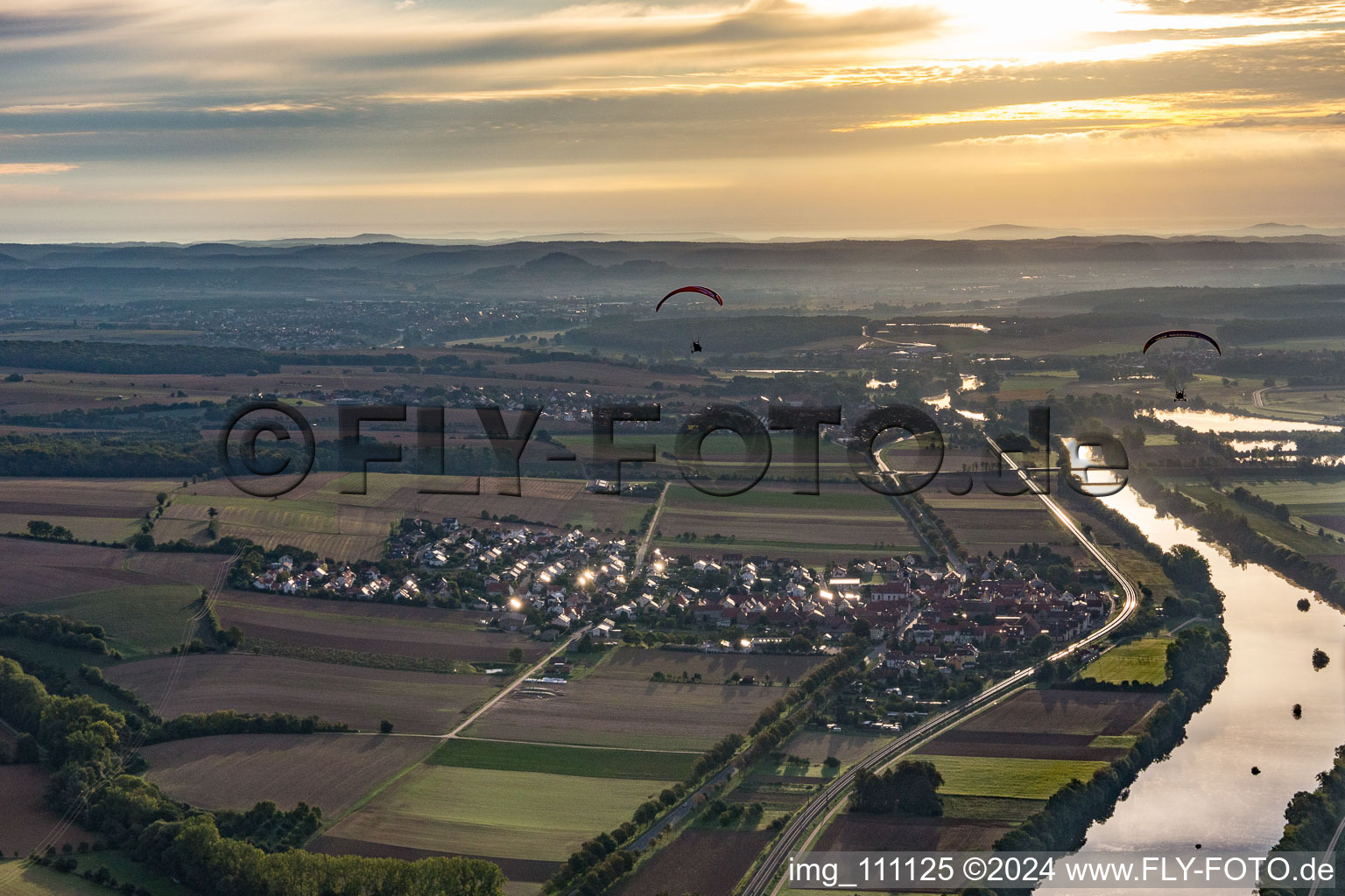 Vue aérienne de Deux parapentistes au lever du soleil sur le Main à le quartier Untertheres in Theres dans le département Bavière, Allemagne