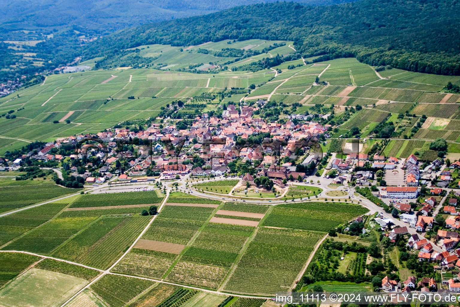 Vue aérienne de Silence, montagne ensoleillée à le quartier Rechtenbach in Schweigen-Rechtenbach dans le département Rhénanie-Palatinat, Allemagne