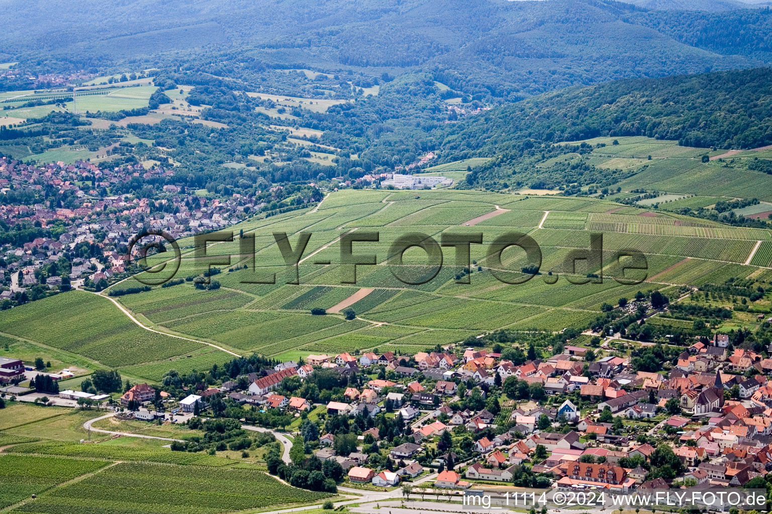 Vue aérienne de Silence, montagne ensoleillée à le quartier Rechtenbach in Schweigen-Rechtenbach dans le département Rhénanie-Palatinat, Allemagne